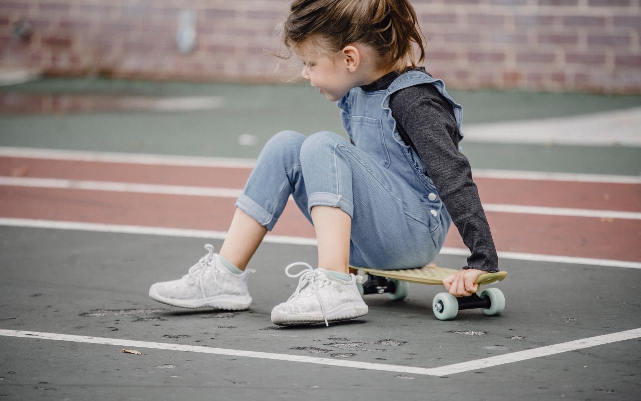 Meisje op skatebord